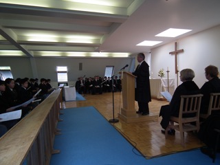 「4月17日快晴、2011年度立教英国学院入学始業礼拝。35名の新入生を迎え新たなるスタート！」