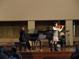 本校生徒による東日本大震災チャリティーコンサートが開かれ、150名を超す方々が来校しました。