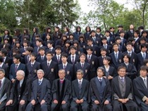 1年に1度の全校写真撮影、生徒達のとっておきの顔をご覧下さい。