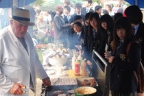 地元の村Rudgwickのアップルデイに外出し思う存分楽しんできた生徒たち。