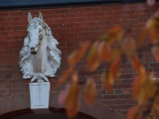 エミリー・ハーウッドさん再訪、イーストハウスの馬の首の正体が明らかに