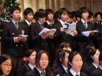 Elmbridge Villageを訪れて老人たちにクリスマスキャロルを