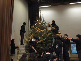 高校３年生最後の仕事、ステージの上に立つ４メートルのクリスマスツリー。