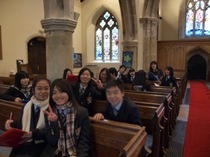 社会科英語科合同校外学習で小、中１、中２がCranleigh Churchを見学