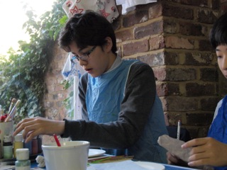 「英会話の授業で校外学習：今学期は地元のアートスタジオで、手作りの絵皿を製作」