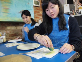 「英会話の授業で校外学習：今学期は地元のアートスタジオで、手作りの絵皿を製作」