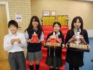 ３月３日を過ぎても片付けない立教の「お雛様」：小学生と高校３年生がお雛様の飾りつけをしました。