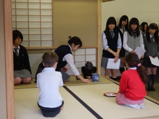 現地の小学生25名が来校。ECの授業で日本文化を紹介！ EC主任 Mrs Sharpからの報告です。