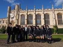 高校１年生アウティング、秋晴れの学都ケンブリッジ散策の様子を写真で。