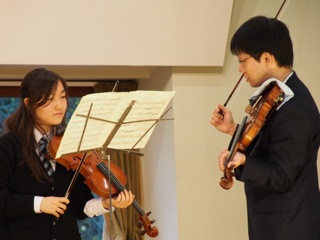 世界的ヴァイオリニスト、川畠成道氏のコンサートとワークショップが本校で行われました。