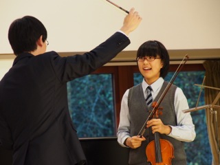 世界的ヴァイオリニスト、川畠成道氏のコンサートとワークショップが本校で行われました。