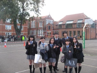 ロンドン日本人学校の文化祭訪問—久しぶりに母校を訪れた生徒達