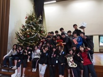 ホールに大きなクリスマスツリーがお目見え！高３最後の仕事を写真で。