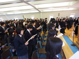 2012度卒業終業礼拝：沢山の方々に見守られて４７名の卒業生達が新たなるスタートをきりました。