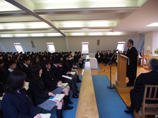 卒業式祝辞をご紹介します: 本校理事を勤める英国アシュフォード法律事務所、中田浩一郎様。
