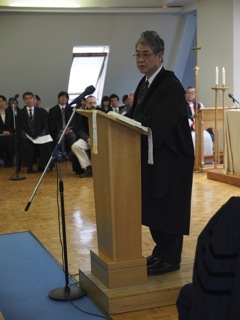 卒業式祝辞をご紹介します: 本校理事を勤める英国アシュフォード法律事務所、中田浩一郎様。