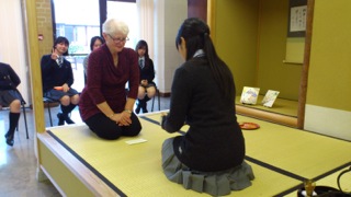 茶道部の活動　〜以前のGCSEの先生とそのお友達を迎えて〜