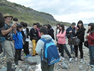 小学生・中学１、２年生アウティング： Lyme Regisでの化石採集