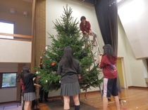 期末試験が終わりクリスマスの雰囲気に満ちた学期末の様子です。