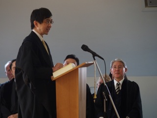 卒業式祝辞をご紹介します: 在英国日本大使館総領事 川村博司様。