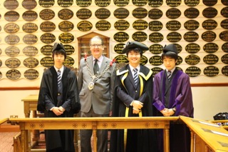 DorchesterのPeter Mann市長と面会、Thomas Hardye Schoolに交換留学した4名の生徒たち。