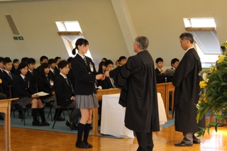 満開の桜の下、第一学期入学始業礼拝が執り行われました。