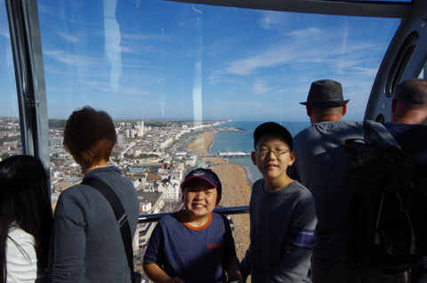 小学生、Brightonへ外出。UFOのようにも見える最新展望タワー i360に乗りました！