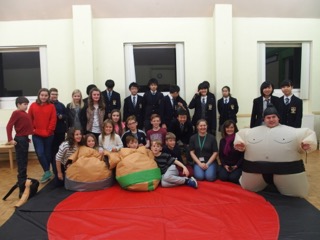 地元のユースクラブに小、中学生が訪問。日本文化を紹介しました。