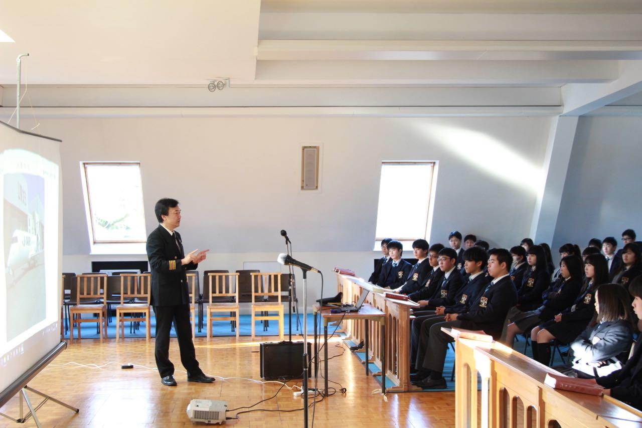 本校第１期生の中本洋一さんが来校し、パイロットという仕事についての講演会を開いてくださいました。