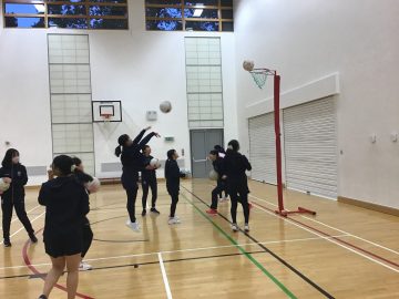 中学生女子、現地校とネットボールで交流戦